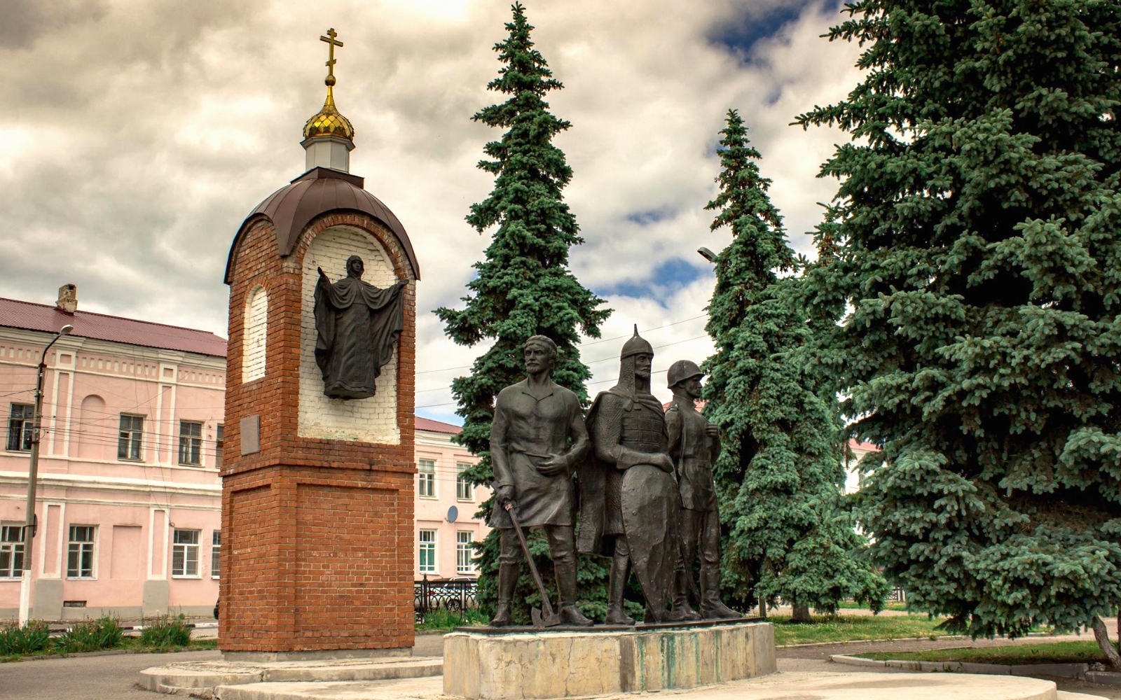 Памятный знак в честь 850-летия основания города Ельца.