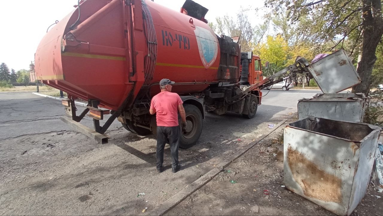 МУП «ДОНЭКОТРАНС» АГГ ежедневно производится работа по вывозу твердых коммунальных отходов.