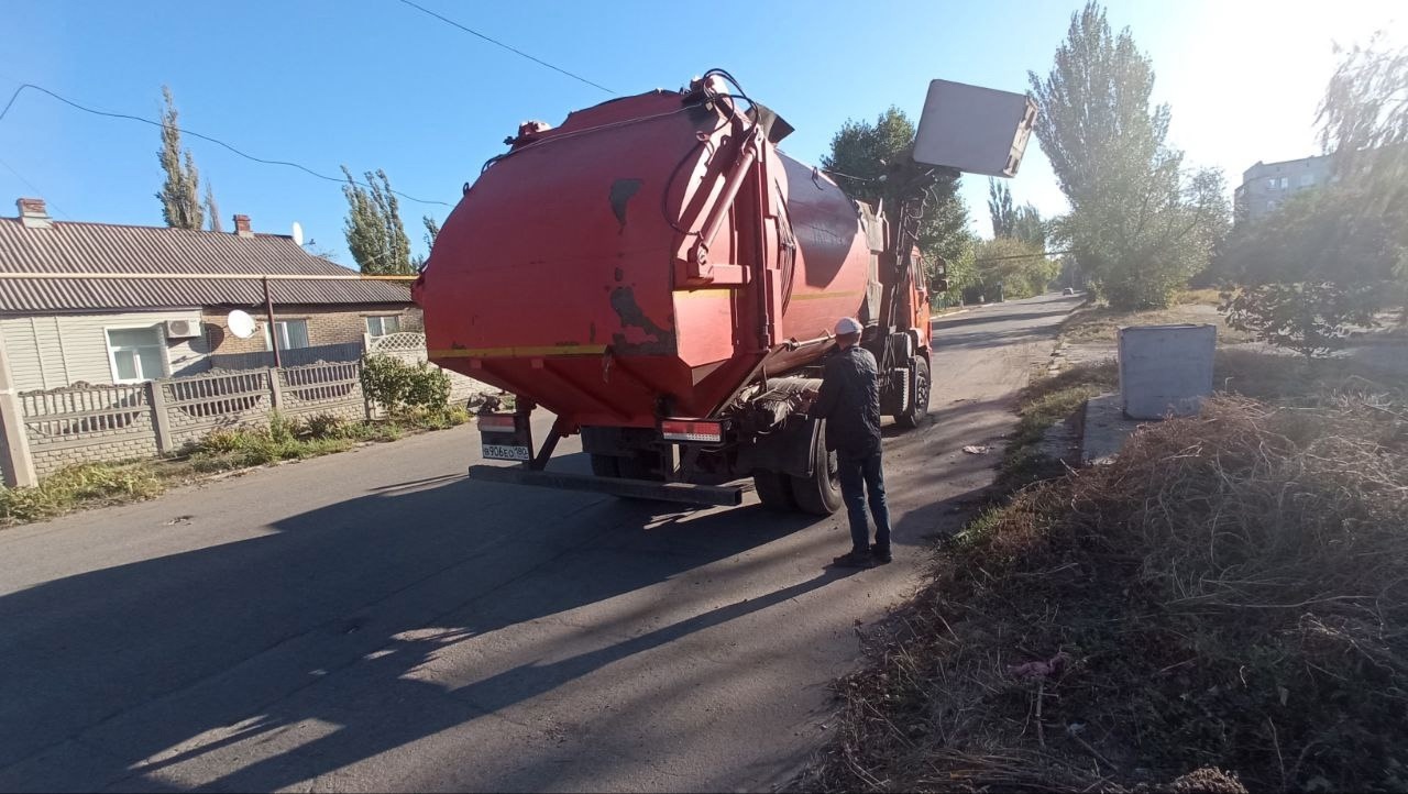 МУП «ДОНЭКОТРАНС» АГГ ежедневно производится работа по вывозу твердых коммунальных отходов согласно утвержденному графику с территории города на полигон.