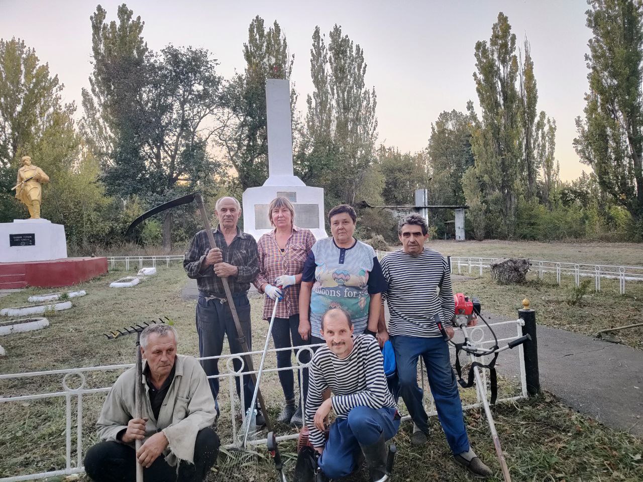 В Калининском внутригородском районе города Горловка в рамках Всероссийского проекта ВПП &quot;ЕДИНАЯ РОССИЯ&quot; «Историческая память» прошла гражданско-патриотическая акция &quot;Чистый обелиск&quot;.