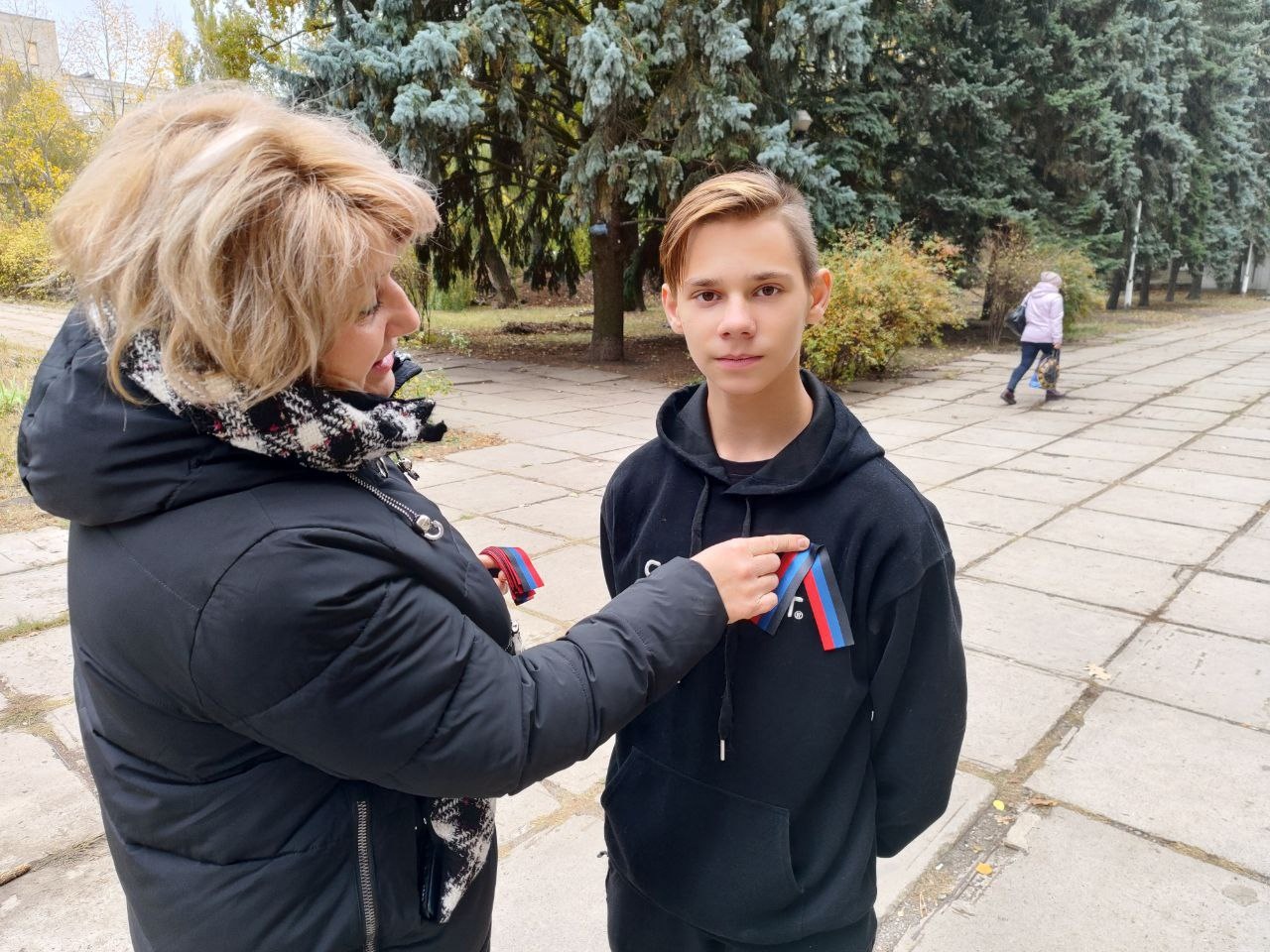 В Калининском внутригородском районе города Горловки в честь празднования Дня Флага Донецкой Народной Республики прошла раздача атрибутики с государственным триколором.