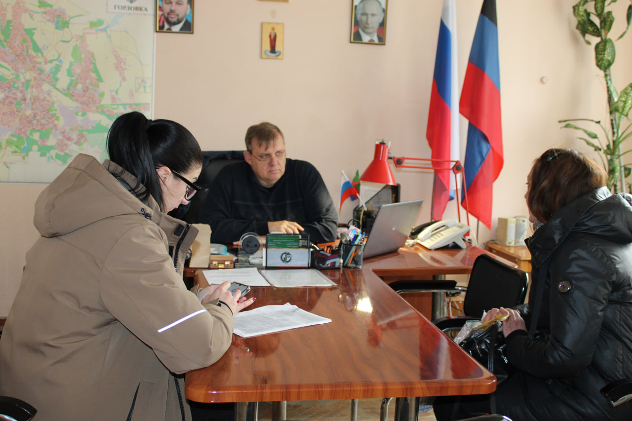 Личный прием граждан провел заместитель главы администрации городского округа Горловка Алексей Ивахненко.