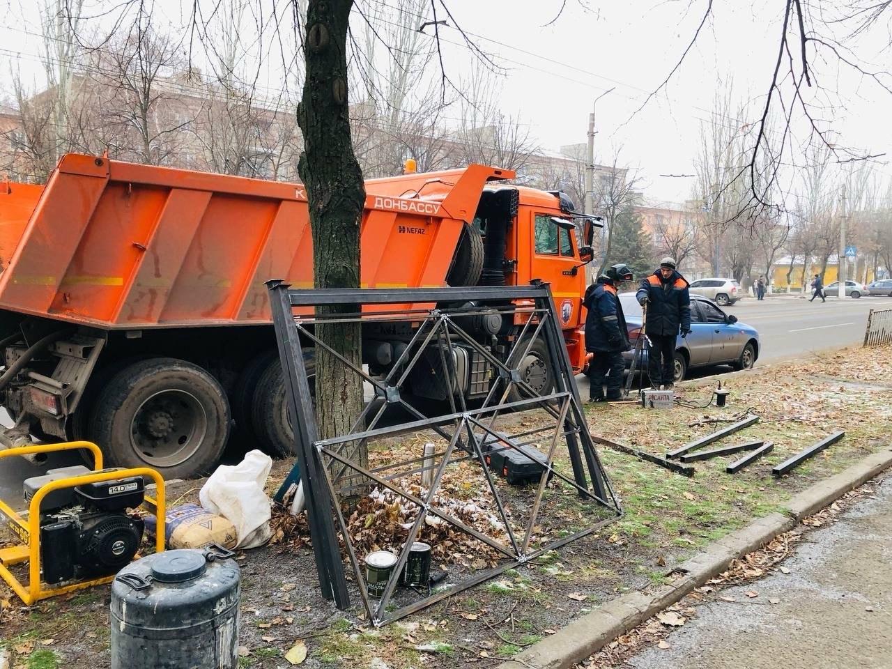 Спецтехника из Кузбасса помогает горловским специалистам в уборке улиц и укладке асфальта.