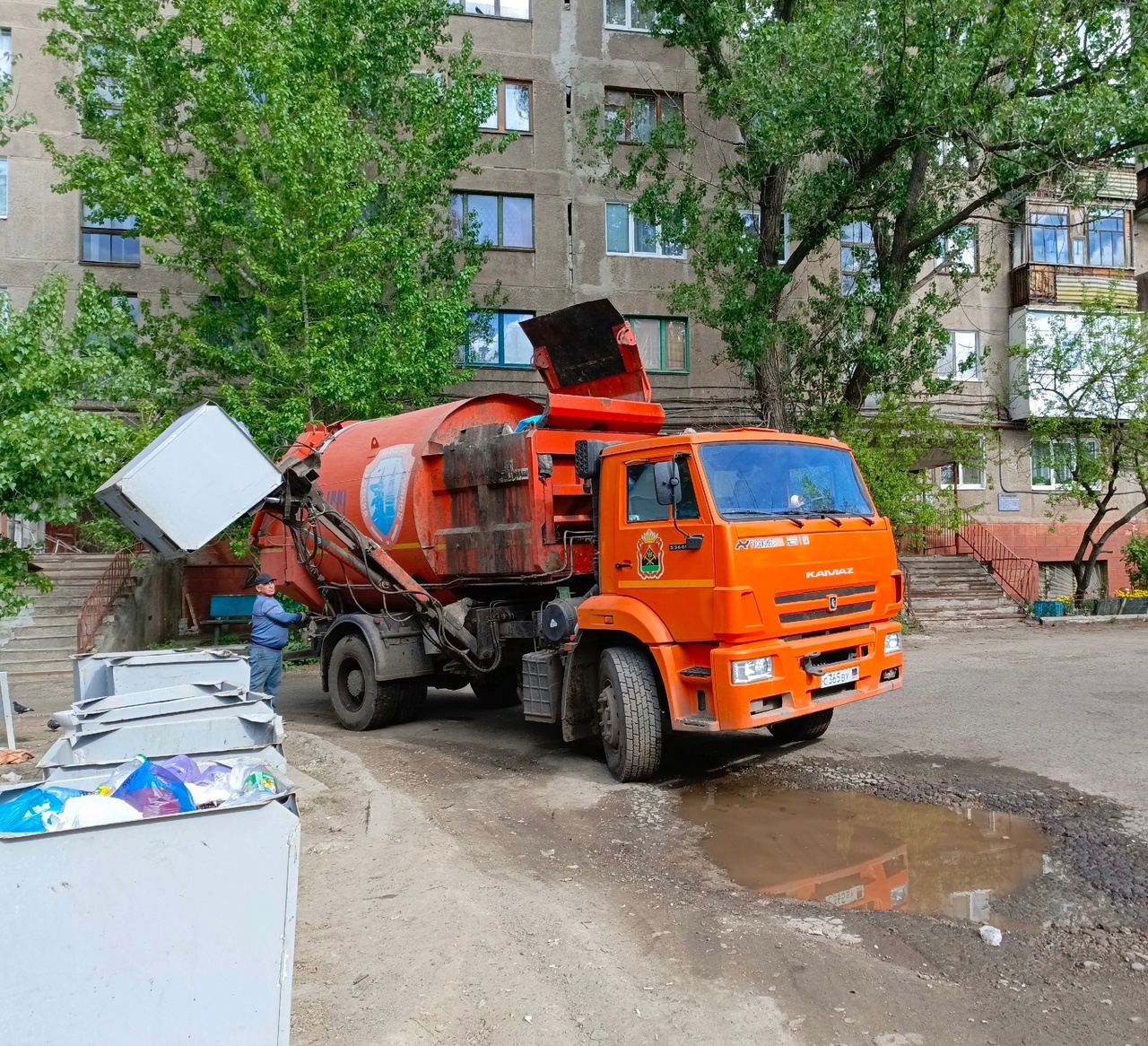 МУП «ДОНЭКОТРАНС» АГГ ежедневно производится работа по вывозу твердых коммунальных отходов согласно утвержденному графику с территории города на полигон.