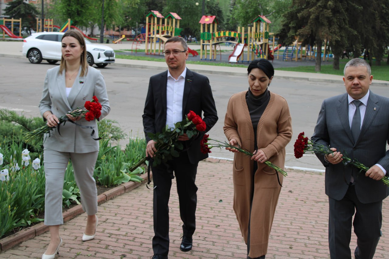 В Горловке состоялось возложение цветов к подножию памятного знака горловчанам-участникам ликвидации трагедии на ЧАЭС.