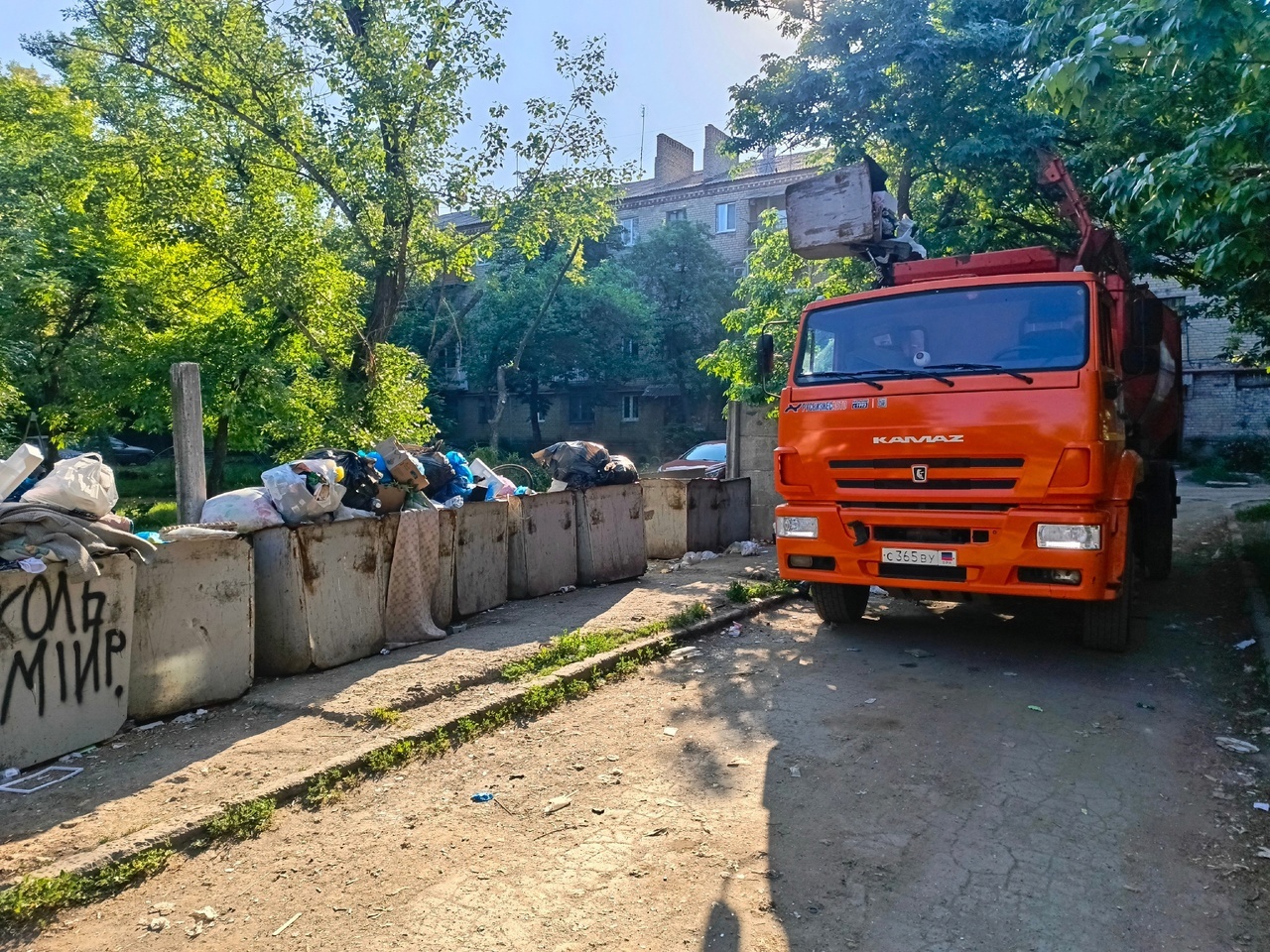 МУП «ДОНЭКОТРАНС» АГГ ежедневно производится работа по вывозу твердых коммунальных отходов согласно утвержденному графику с территории города на полигон.