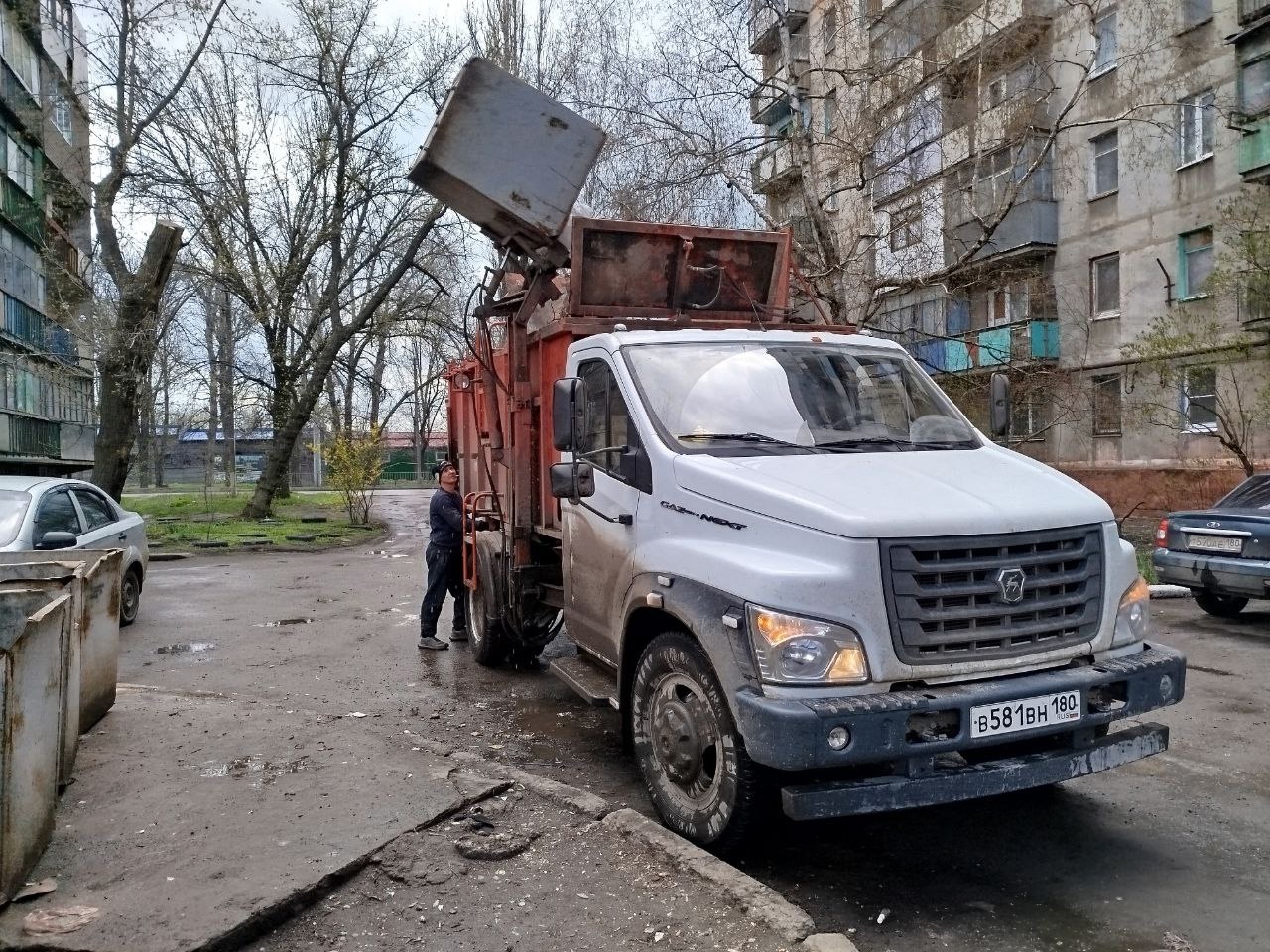 Горловским филиалом ГУП ДНР «ДОНСНАБКОМПЛЕКТ» ежедневно, производится работа по вывозу твердых коммунальных отходов.