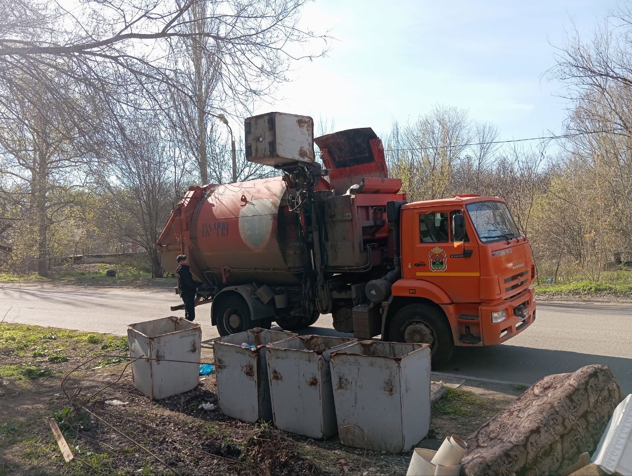 Горловским филиалом ГУП ДНР «ДОНСНАБКОМПЛЕКТ» ежедневно, производится работа по вывозу твердых коммунальных отходов.