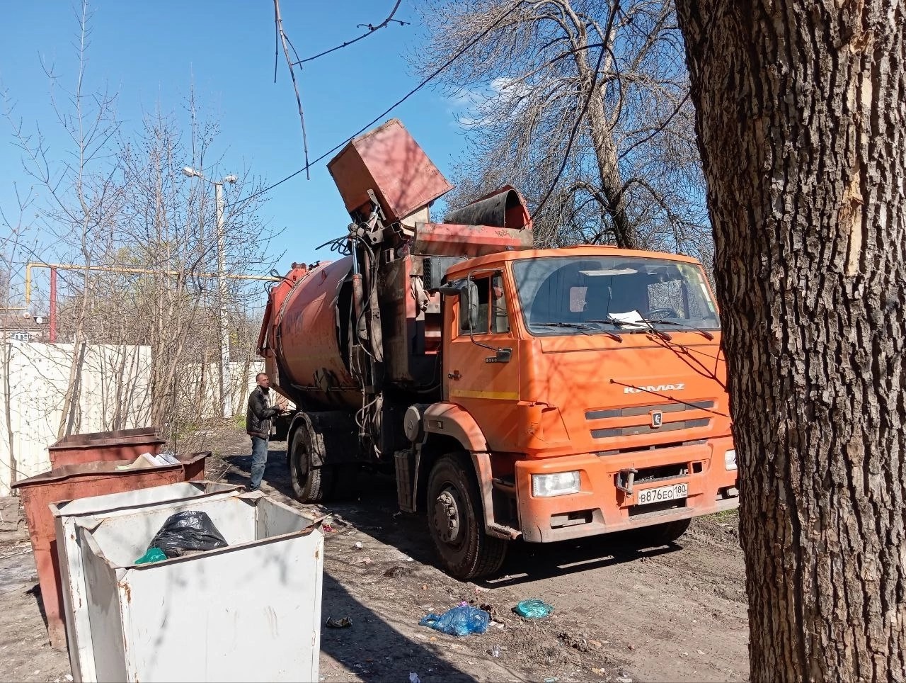 Горловским филиалом ГУП ДНР «ДОНСНАБКОМПЛЕКТ» ежедневно производится работа по вывозу твердых коммунальных отходов.