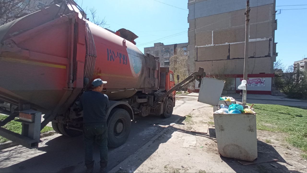 Горловским филиалом ГУП ДНР «ДОНСНАБКОМПЛЕКТ» ежедневно производится работа по вывозу твердых коммунальных отходов.