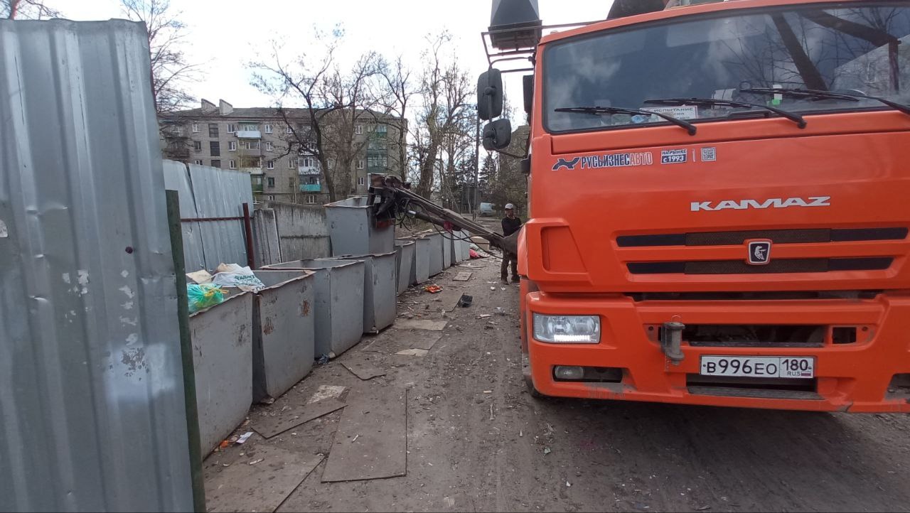 Горловским филиалом ГУП ДНР «ДОНСНАБКОМПЛЕКТ» ежедневно производится работа по вывозу твердых коммунальных отходов.