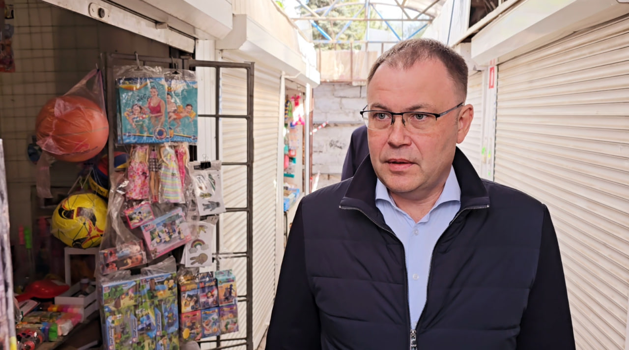 Губернатор Кузбасса Илья Владимирович Середюк побывал на поврежденном обстрелом ВФУ рынке в Горловке.