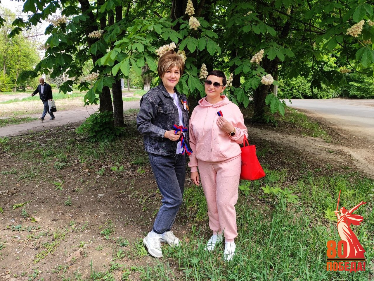 Патриотическая акция «Триколор» по раздаче ленточек в честь празднования Дня Республики в Калининском внутригородском районе города Горловка продолжается.