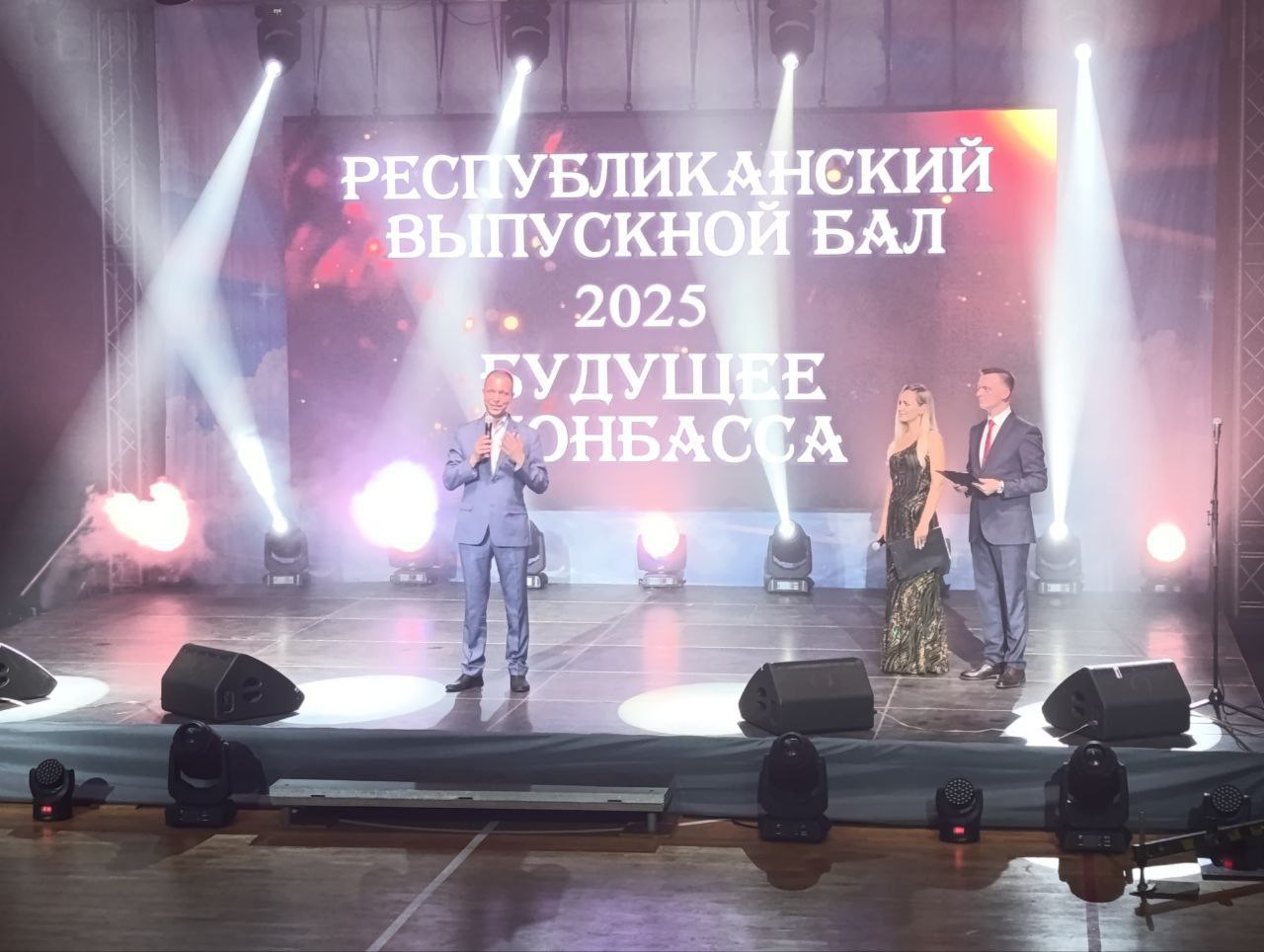Горловские выпускники приняли участие в празднике «Алые паруса» на берегу Азовского моря.