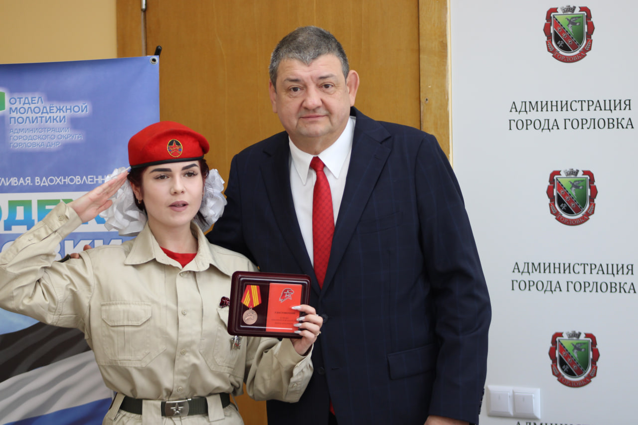 Иван Приходько наградил юнармейцев.
