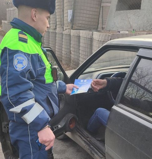 В Горловке полицейские проводят профилактическую работу с водителями.