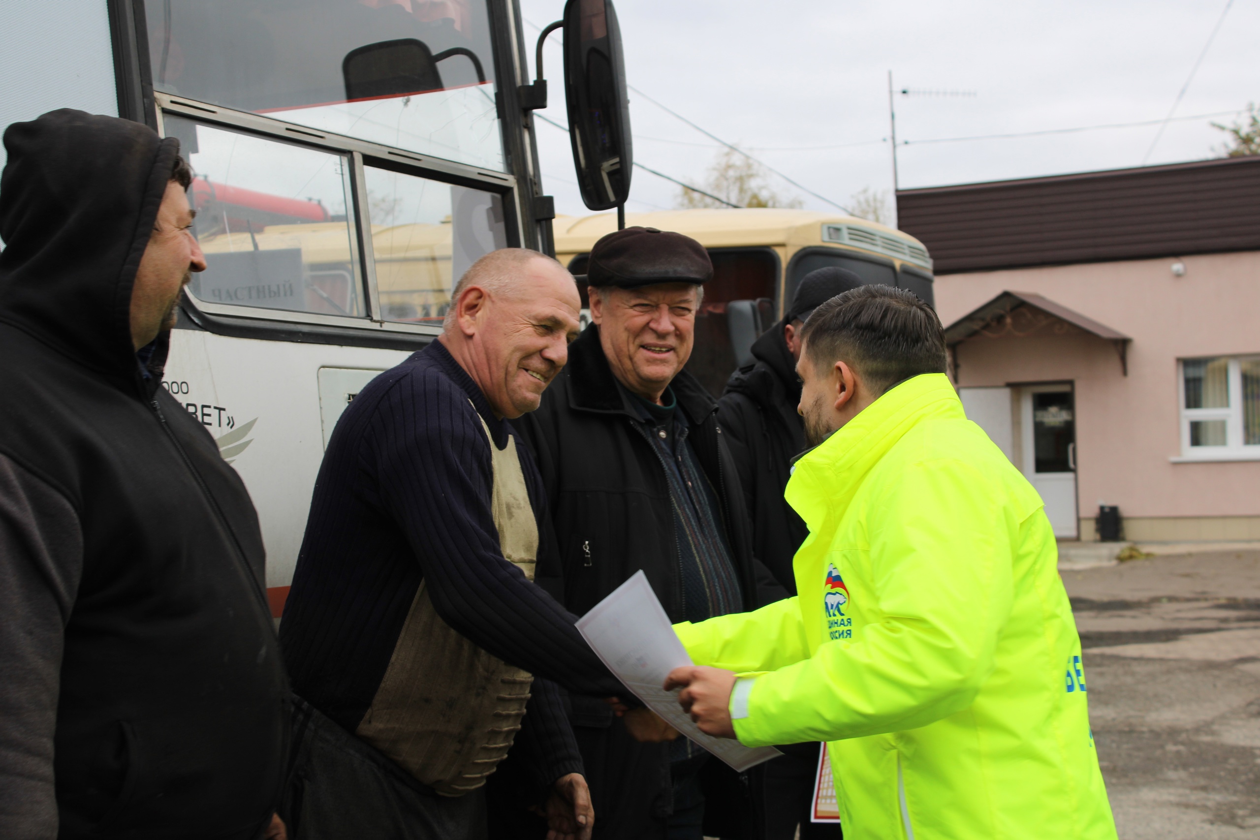 Депутат Народного Совета Донецкой Народной Республики наградил грамотами сотрудников автотранспортных предприятий.