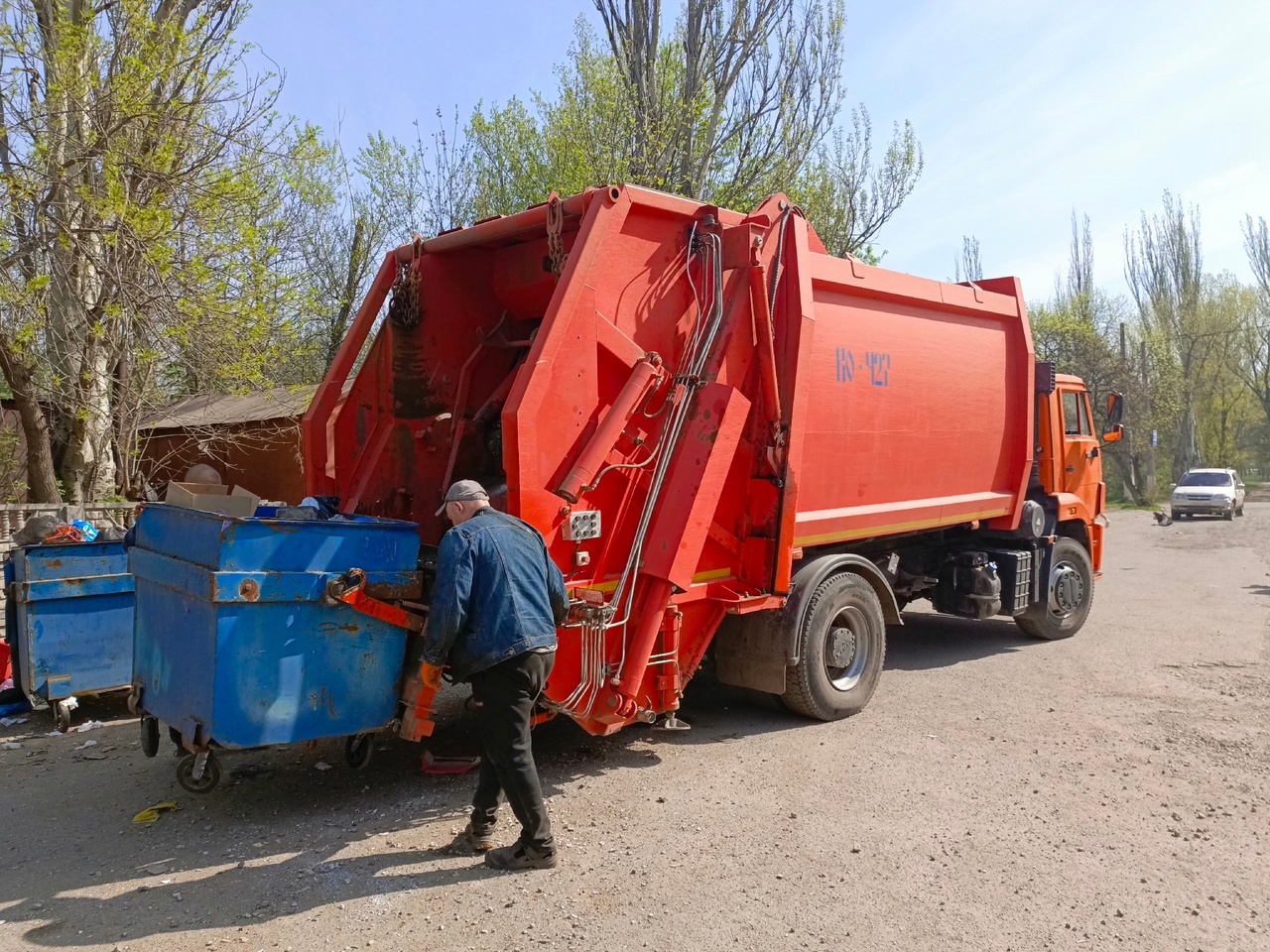 МУП «ДОНЭКОТРАНС» АГГ ежедневно, производится работа по вывозу твердых коммунальных отходов согласно утвержденного графика с территории города на полигон.