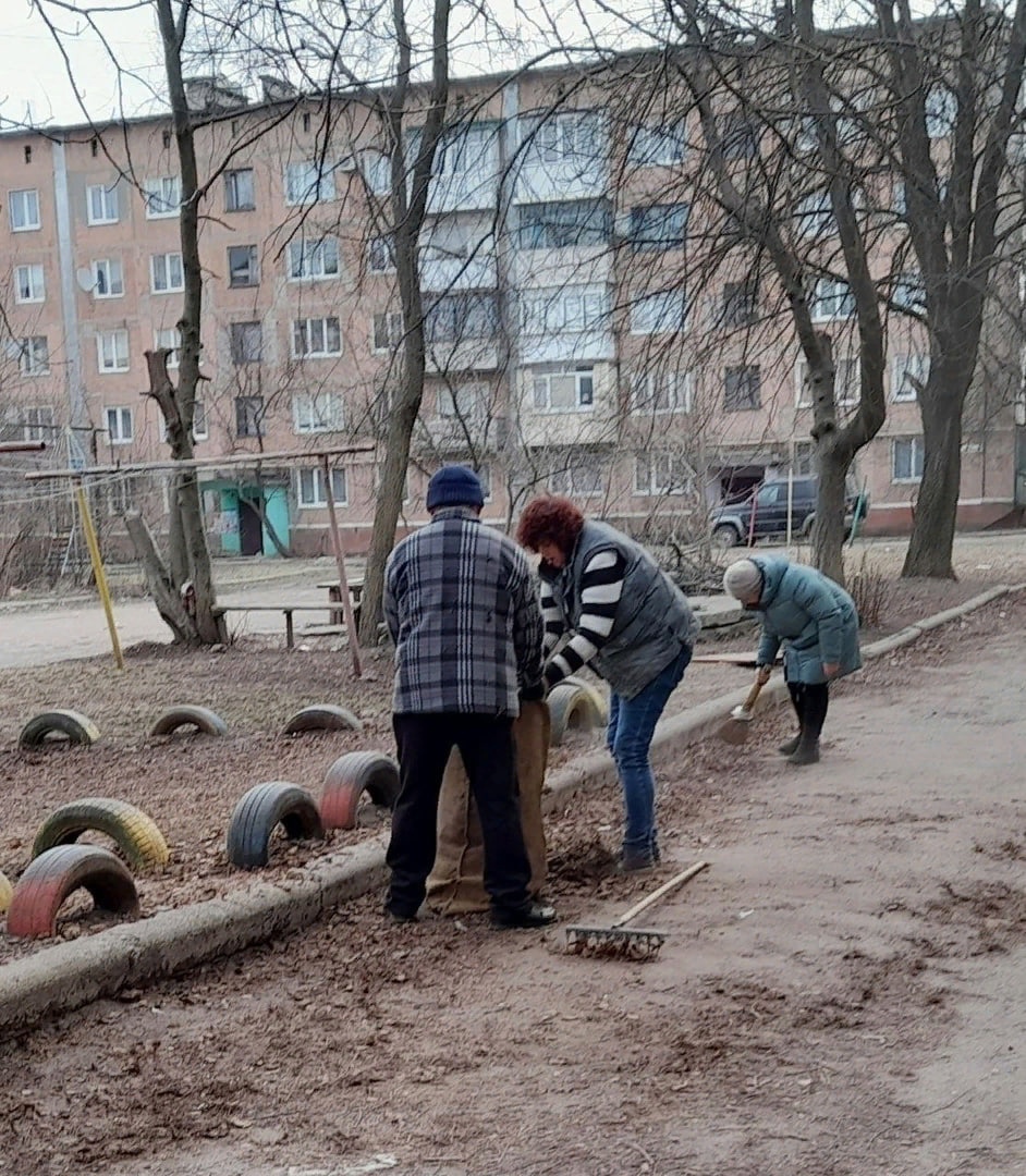 Жители Калининского района присоединились к работам по благоустройству придомовых территорий.