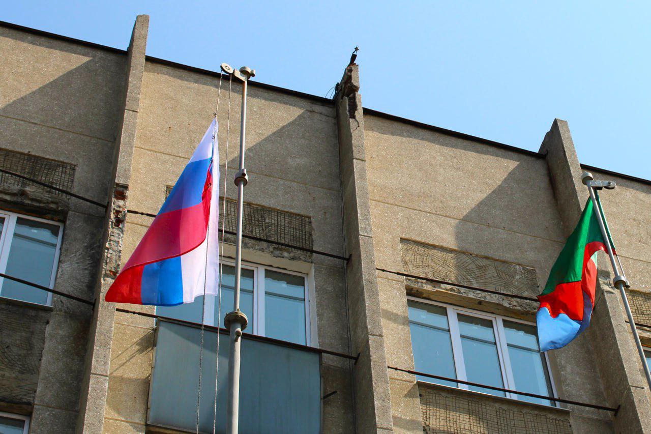 В Горловке состоялось торжественное поднятие флага Российской Федерации, приуроченное к празднованию Дня России.