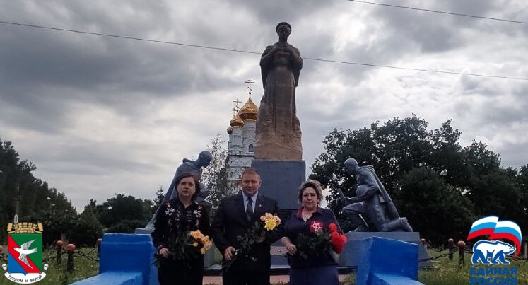 В Калининском внутригородском районе города Горловка в День памяти и скорби прошло возложение цветов к памятным местам захоронения времен Великой Отечественной войны.