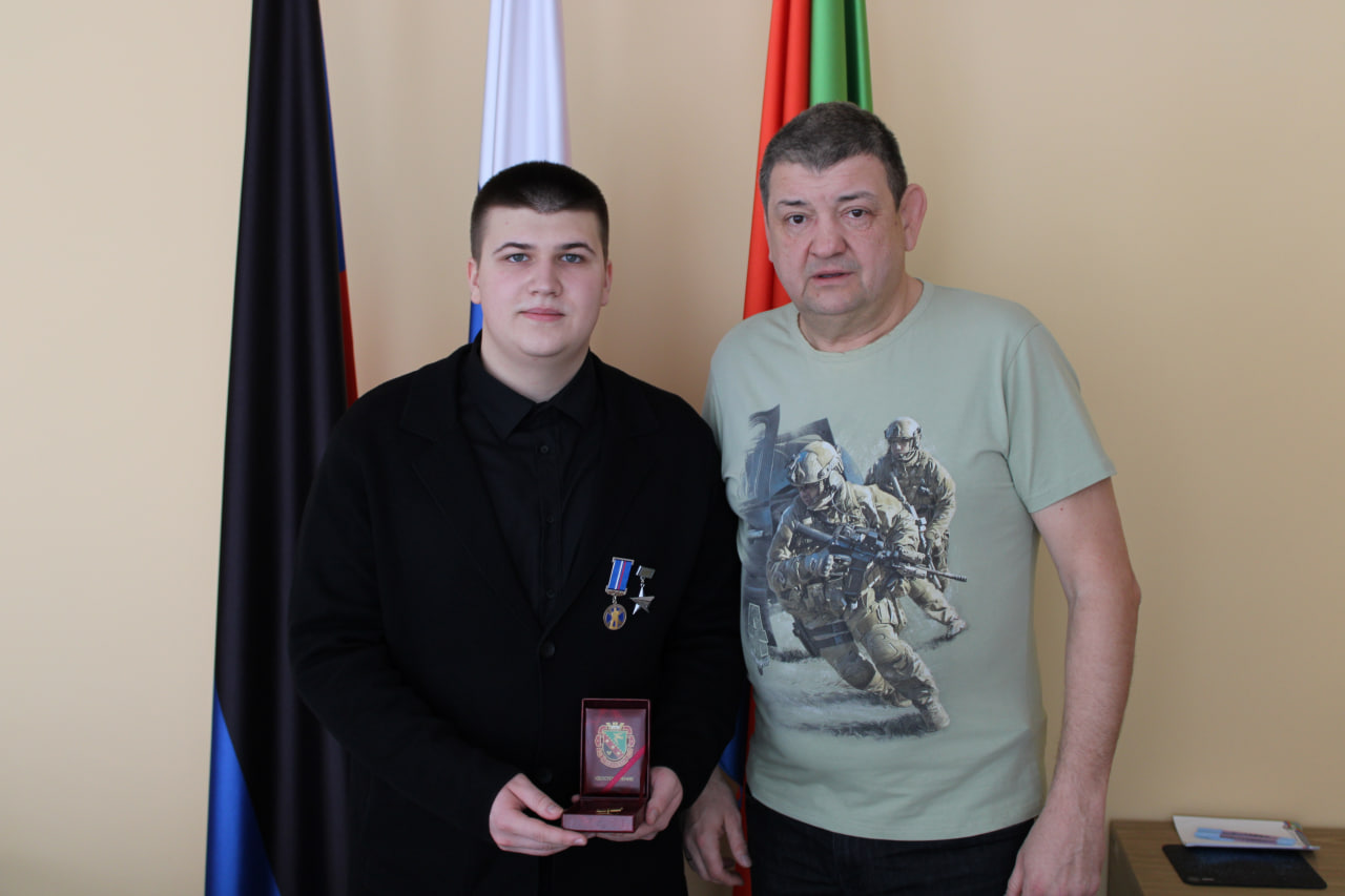 Иван Приходько наградил юного горловчанина за героизм.