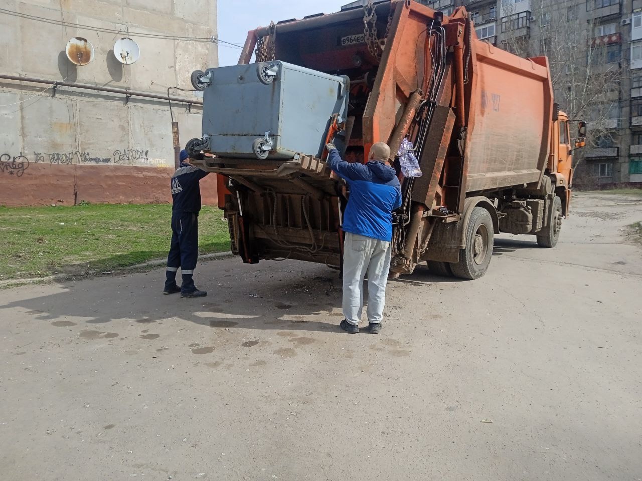 Горловским филиалом ГУП ДНР «ДОНСНАБКОМПЛЕКТ» ежедневно производится работа по вывозу твердых коммунальных отходов.