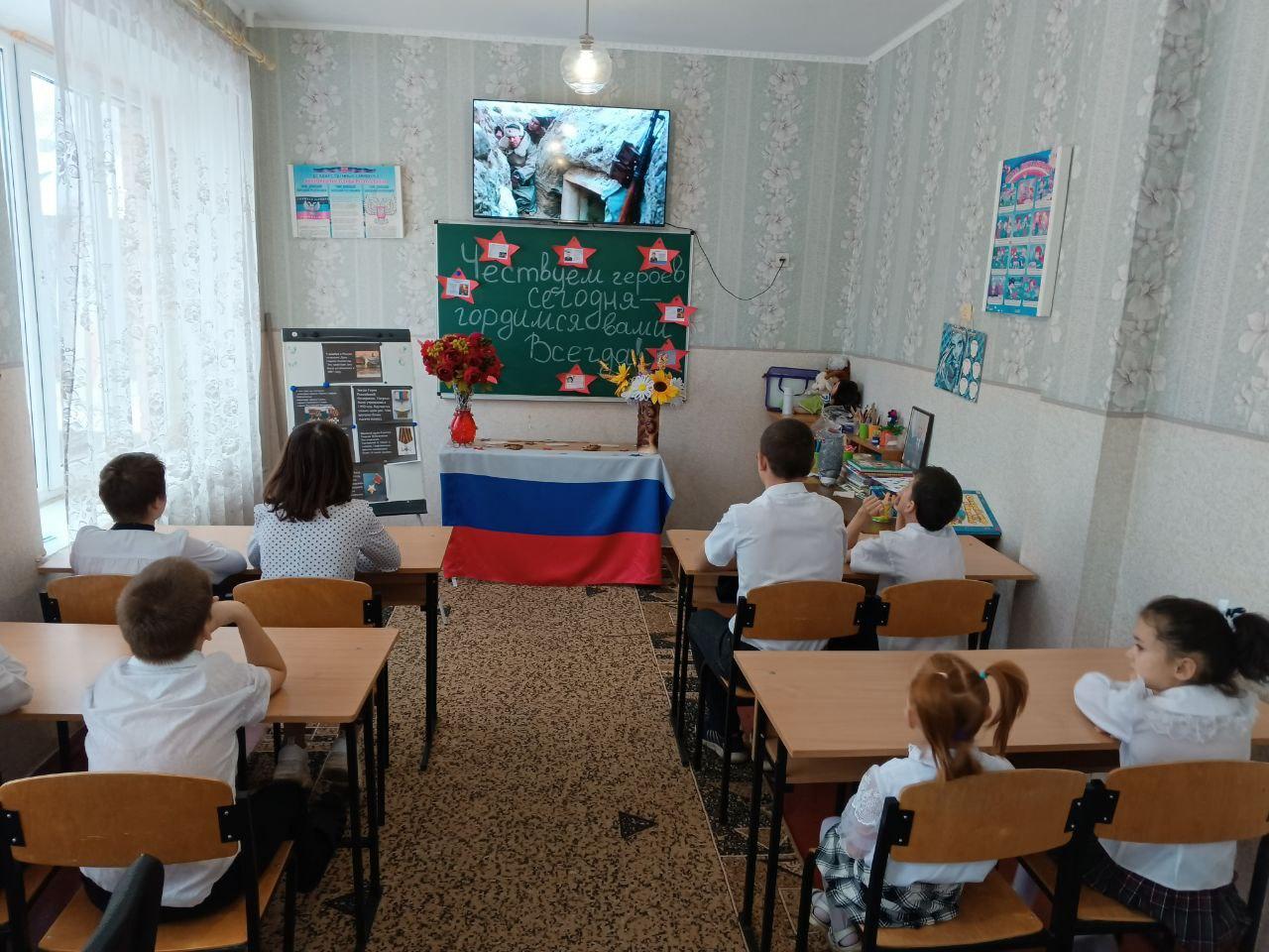 В Горловском соццентре прошел информационный час ко Дню Героев Отечества.