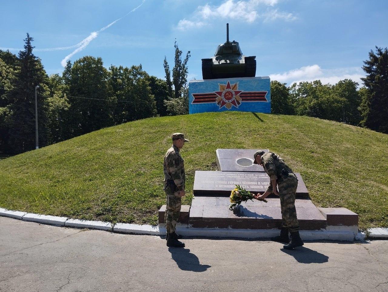 Сотрудники полиции возложили цветы к братской могиле в Горловке .