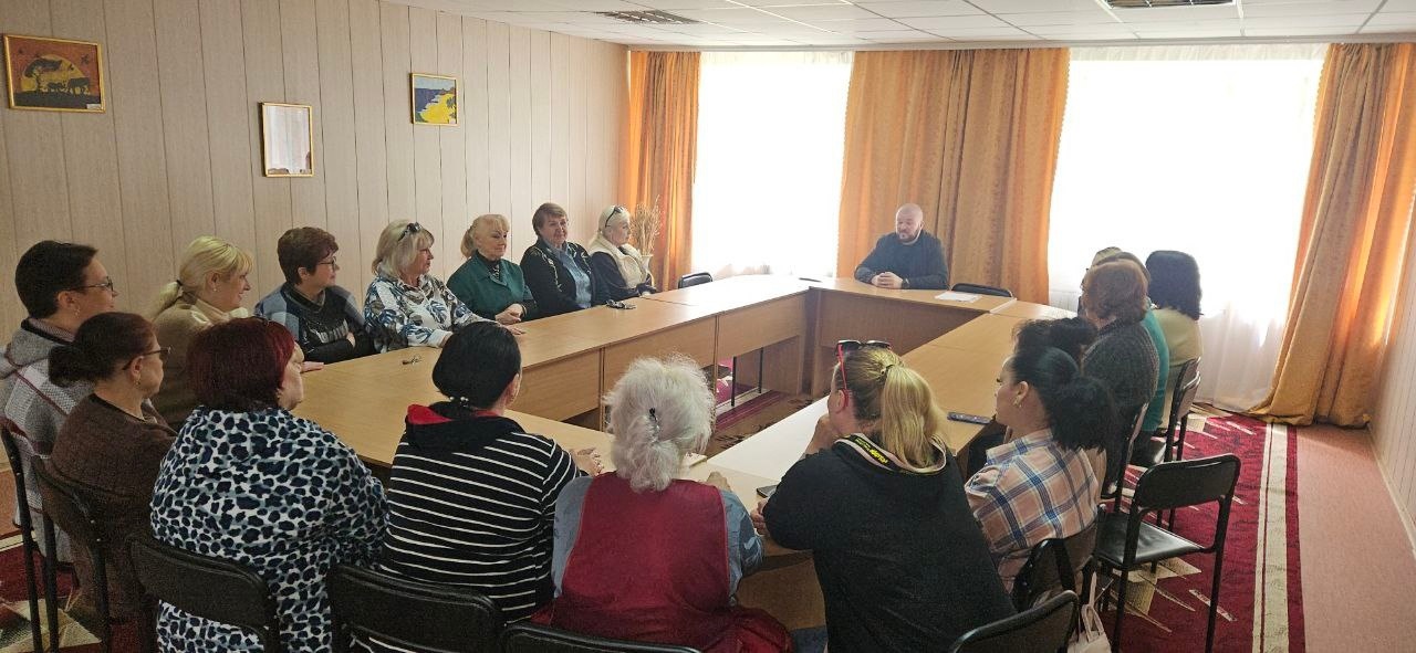 Представители администрации Центрально-Городского района города Горловка и активисты МО ОД «ДР» провели встречу с населением на подведомственной территории.