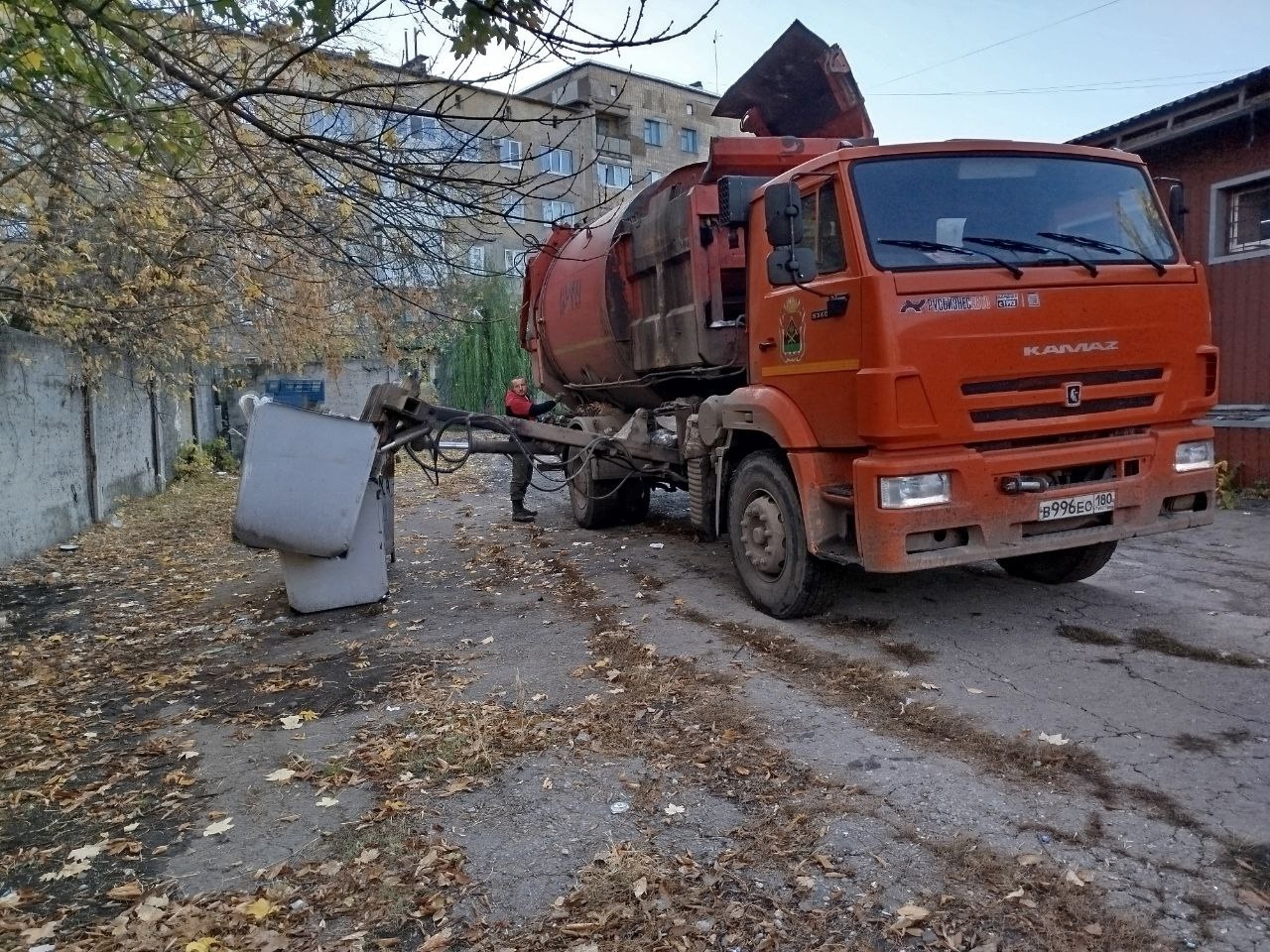 МУП «ДОНЭКОТРАНС» АГГ ежедневно производится работа по вывозу твердых коммунальных отходов.