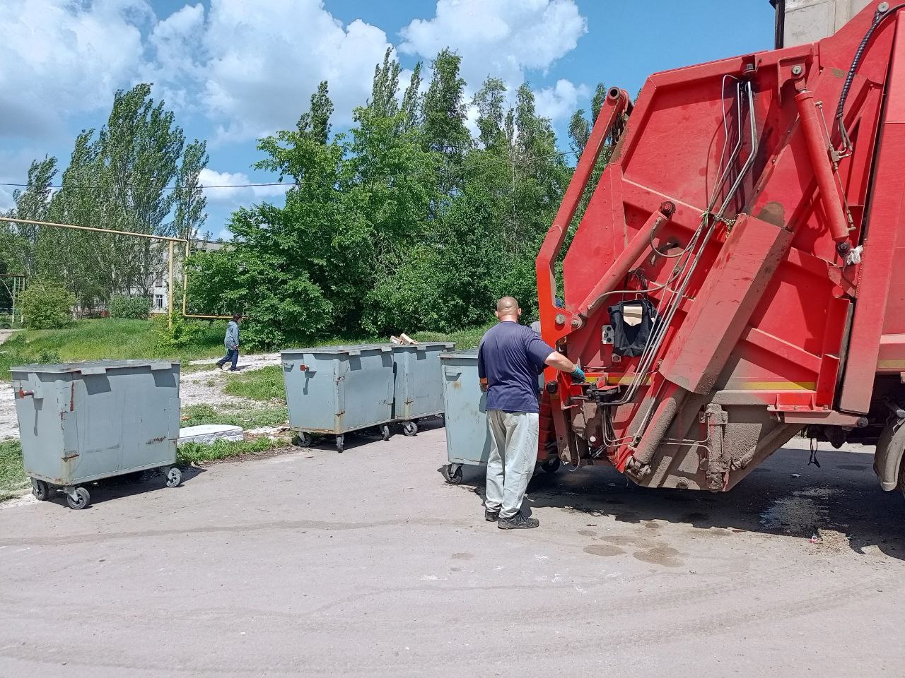 Горловским филиалом ГУП ДНР «ДОНСНАБКОМПЛЕКТ» ежедневно производится работа по вывозу твердых коммунальных отходов.