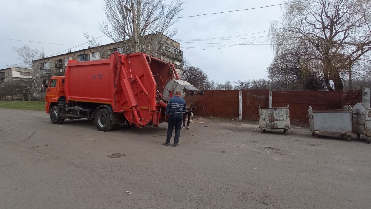 МУП «ДОНЭКОТРАНС» АГГ ежедневно производится работа по вывозу твердых коммунальных отходов согласно утвержденного графика с территории города на полигон.