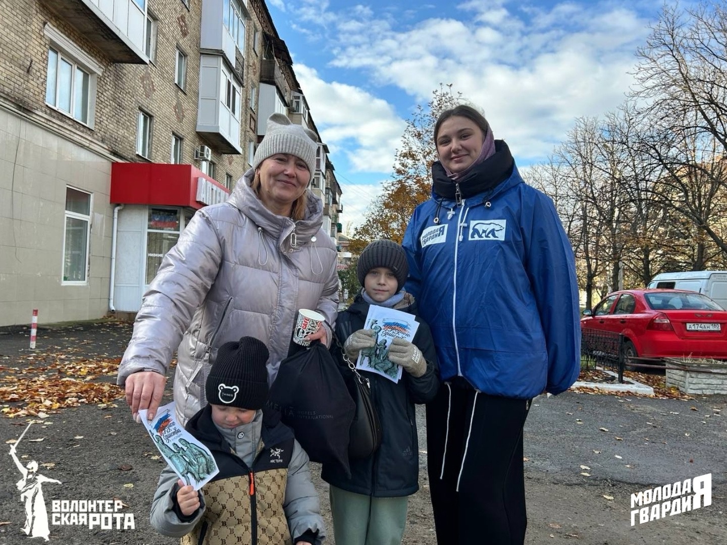 В честь Дня народного единства активисты Горловского штаба «Молодой Гвардии» ДНР и «Волонтёрской роты» ДНР раздали листовки.