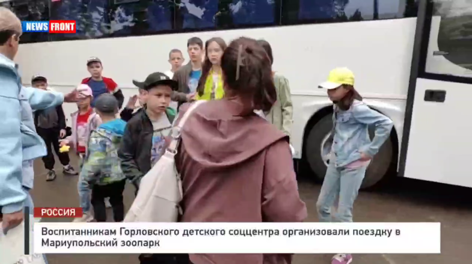 Сегодня рано утром четырнадцать воспитанников Горловского детского социального центра отправились в небольшое путешествие по Республике.