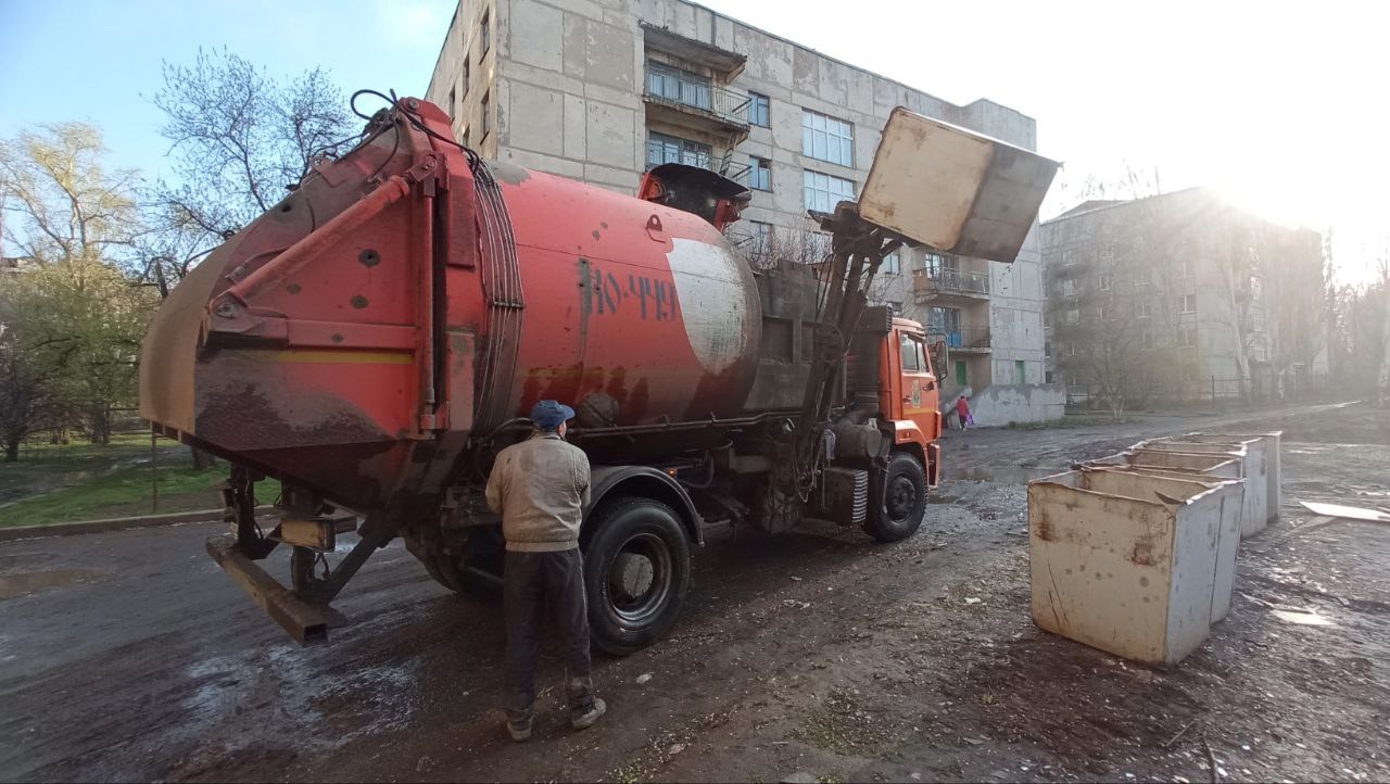Горловским филиалом ГУП ДНР «ДОНСНАБКОМПЛЕКТ» ежедневно производится работа по вывозу твердых коммунальных отходов.