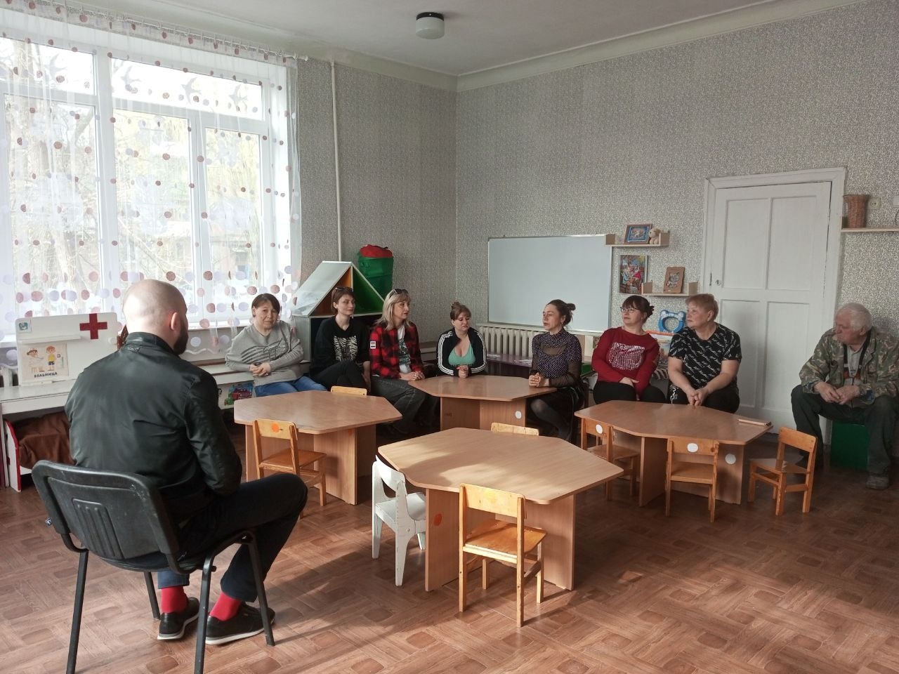 Представители администрации Центрально-Городского района города Горловка и активисты МО ОД «ДР» провели встречу с населением на подведомственной территории.