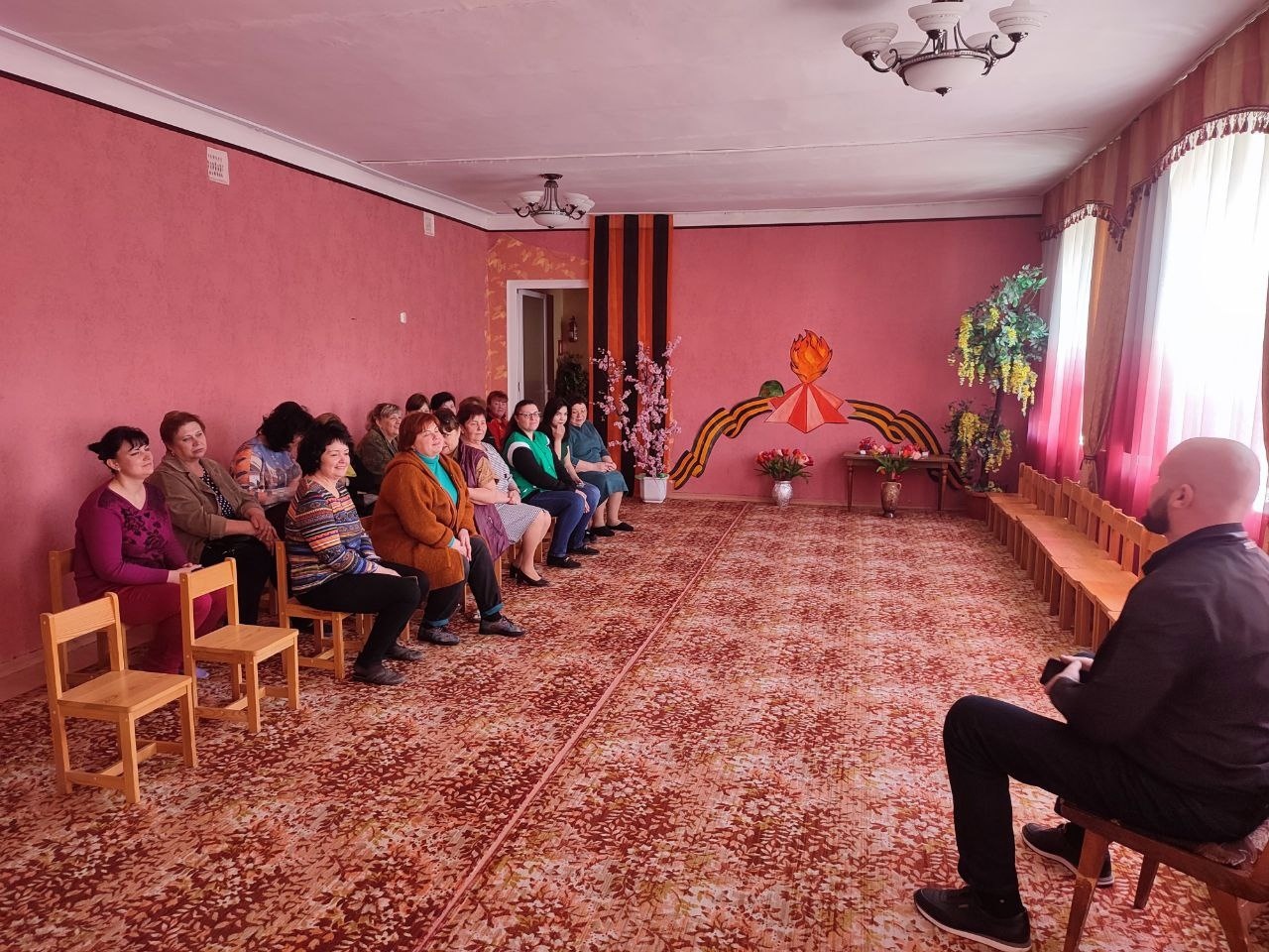Представители администрации Центрально-Городского района города Горловка и активисты МО ОД «ДР» провели встречу с населением на подведомственной территории.