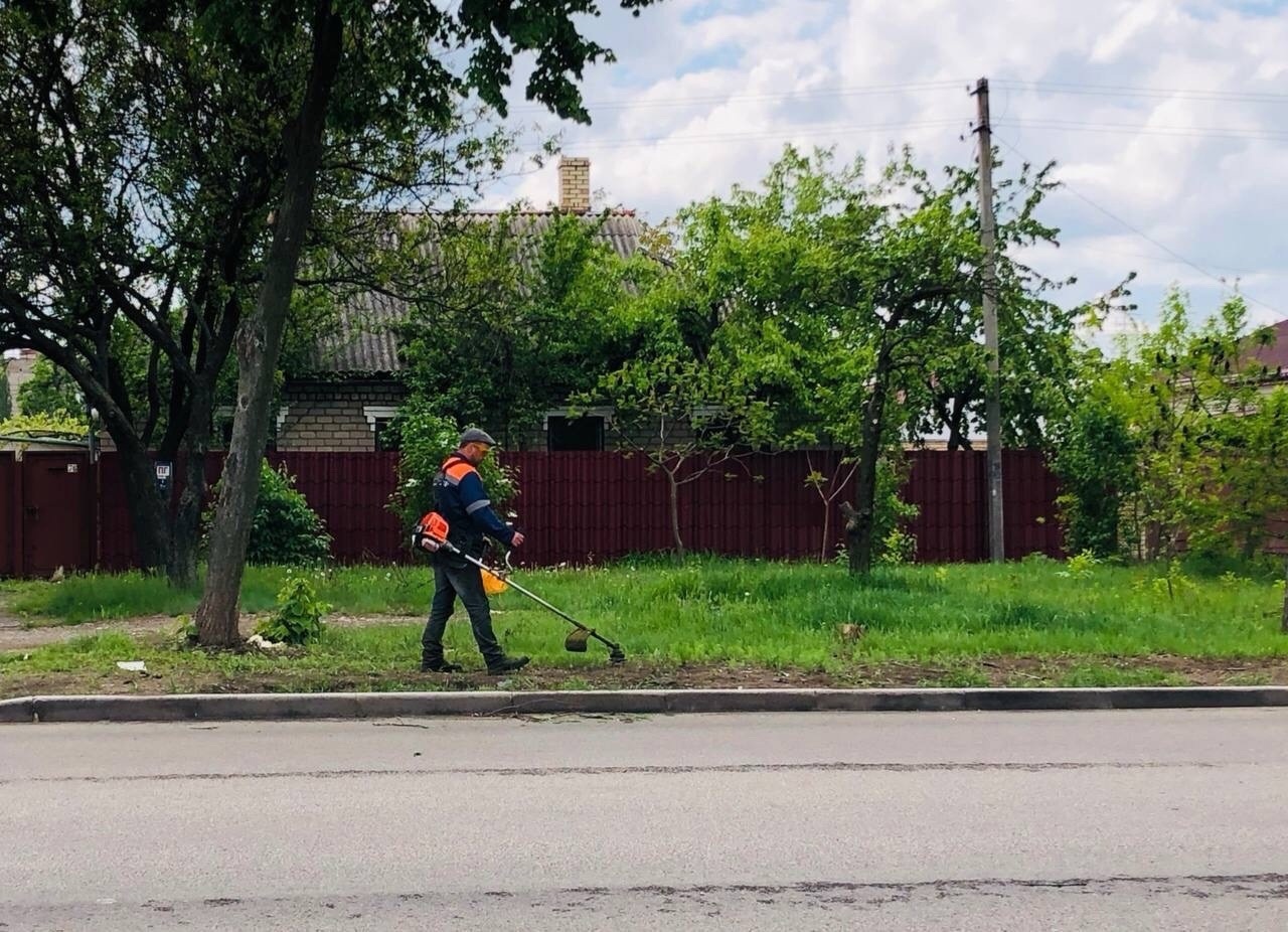 По поручению Главы Донецкой Народной Республики Дениса Владимировича Пушилина в Горловке ежедневно выполняются все необходимые работы по покосу сорных и карантинных трав.