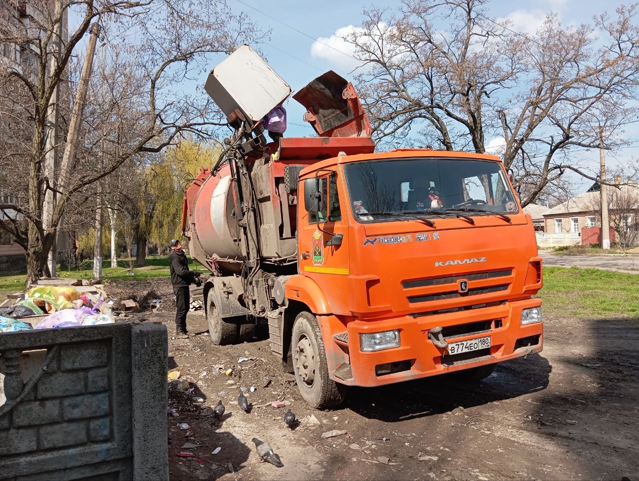 Горловским филиалом ГУП ДНР «ДОНСНАБКОМПЛЕКТ» ежедневно производится работа по вывозу твердых коммунальных отходов.