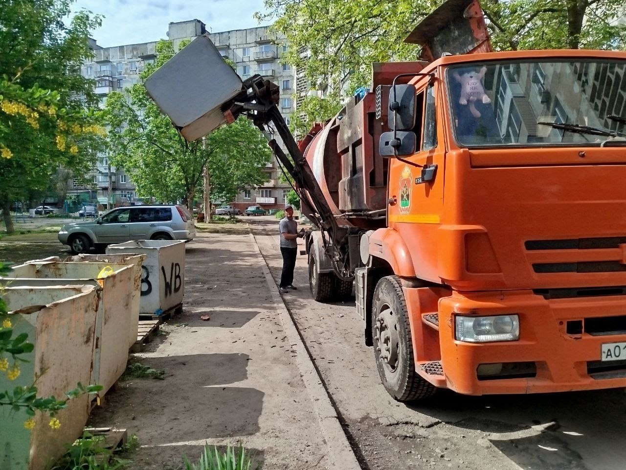 Горловским филиалом ГУП ДНР «ДОНСНАБКОМПЛЕКТ» ежедневно производится работа по вывозу твердых коммунальных отходов.