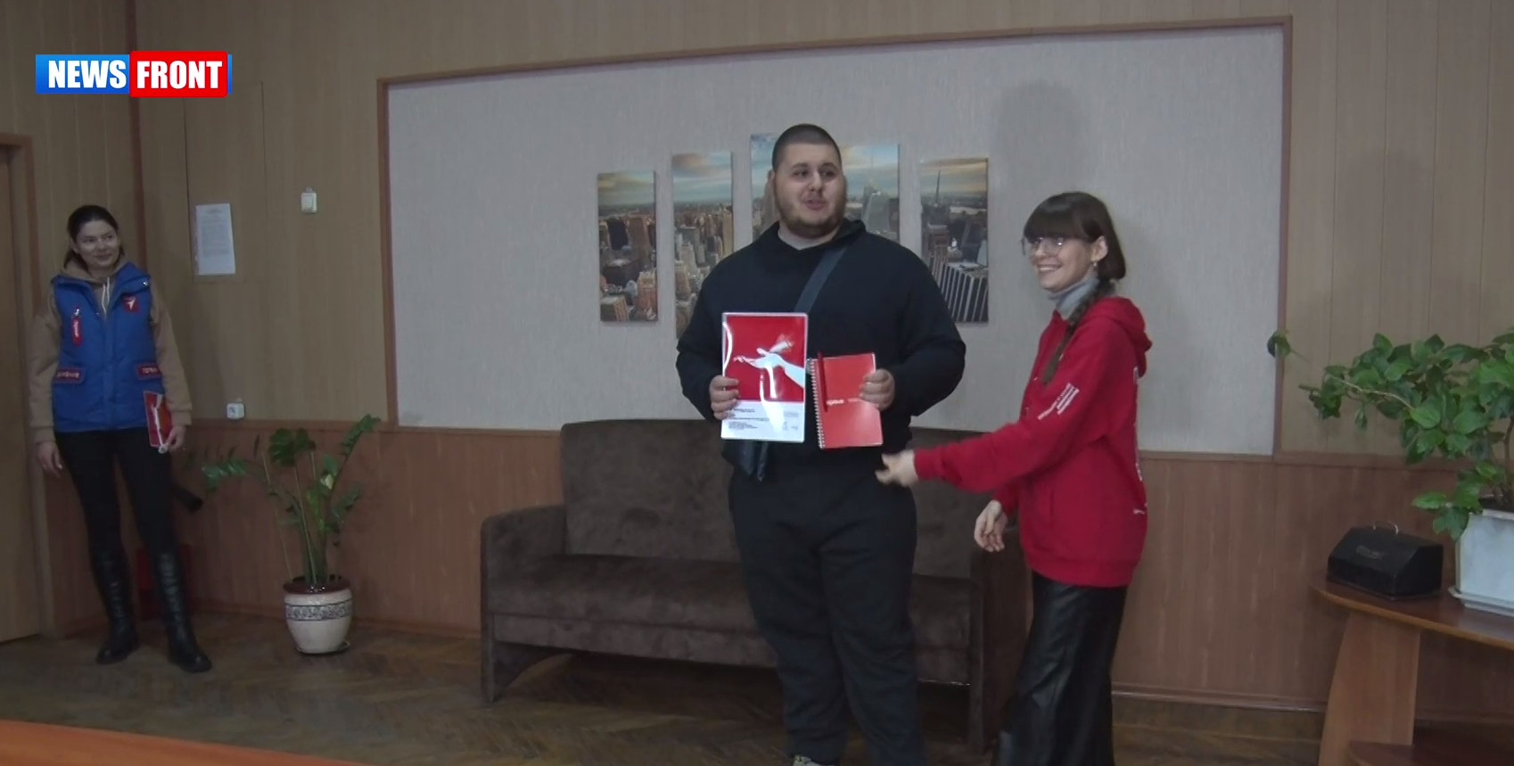 В Горловке наградили активную молодёжь: юношей и девушек, которые помогают жителям прифронтовой зоны и военнослужащим на передовой.