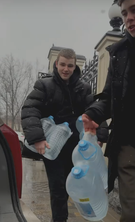 Представители горловского отделения «Движения Первых» доставили питьевую воду людям, которые не могут принести ее себе самостоятельно.