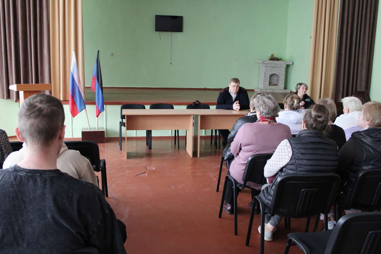 Заместитель главы администрации городского округа Горловка Донецкой Народной Республики Алексей Ивахненко провел встречу с населением на подведомственной территории.