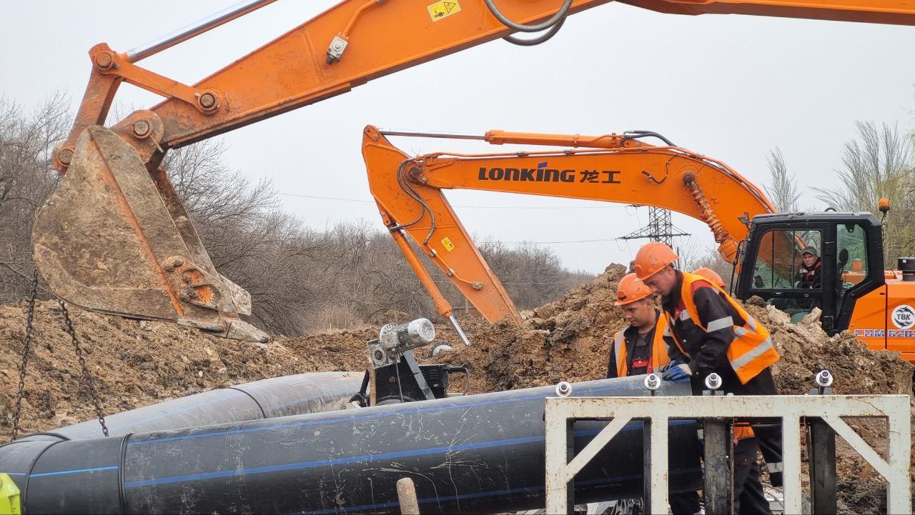 Подрядчики из Кузбасса ремонтируют сети водоснабжения в Калининском районе Горловки .