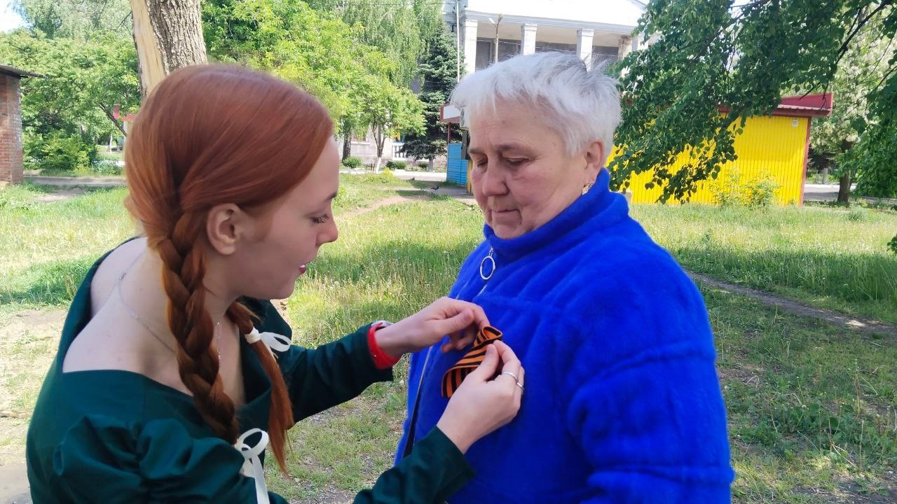 В Никитовском районе города Горловка прошла раздача георгиевских лент и флажков со Знаменем Победы.