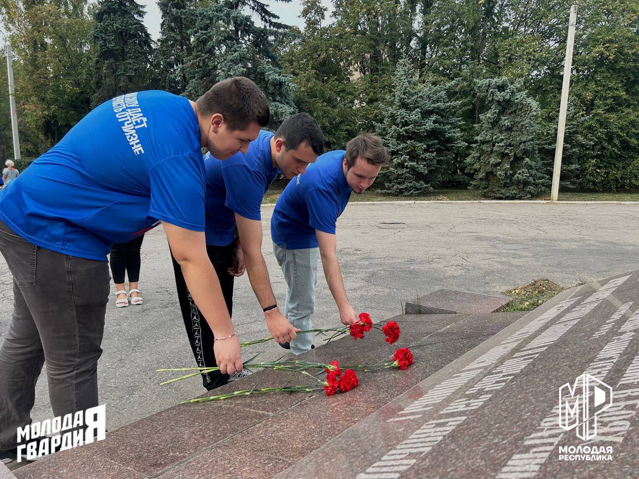 Молодёжка Горловки возложила цветы в честь Дня освобождения нашего города от немецко-фашистских захватчиков.