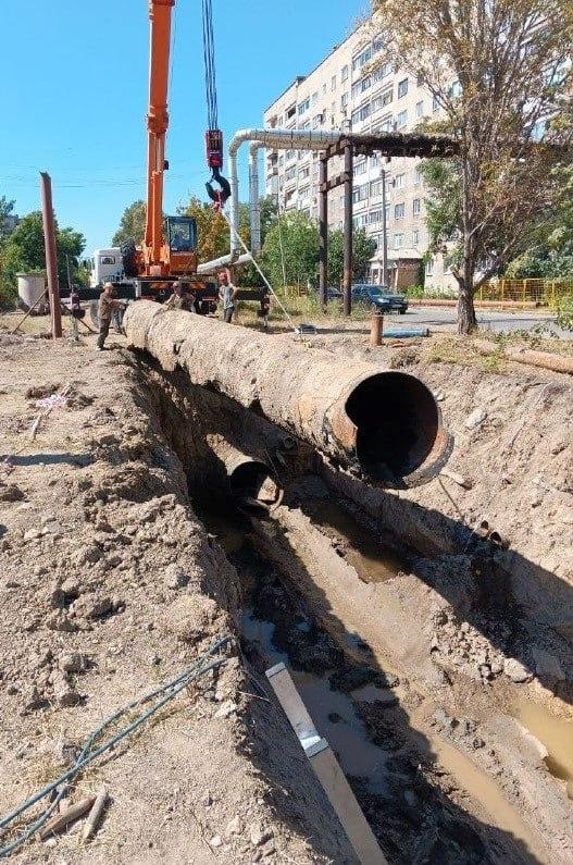 Специалисты заменили аварийный участок магистрального водовода.