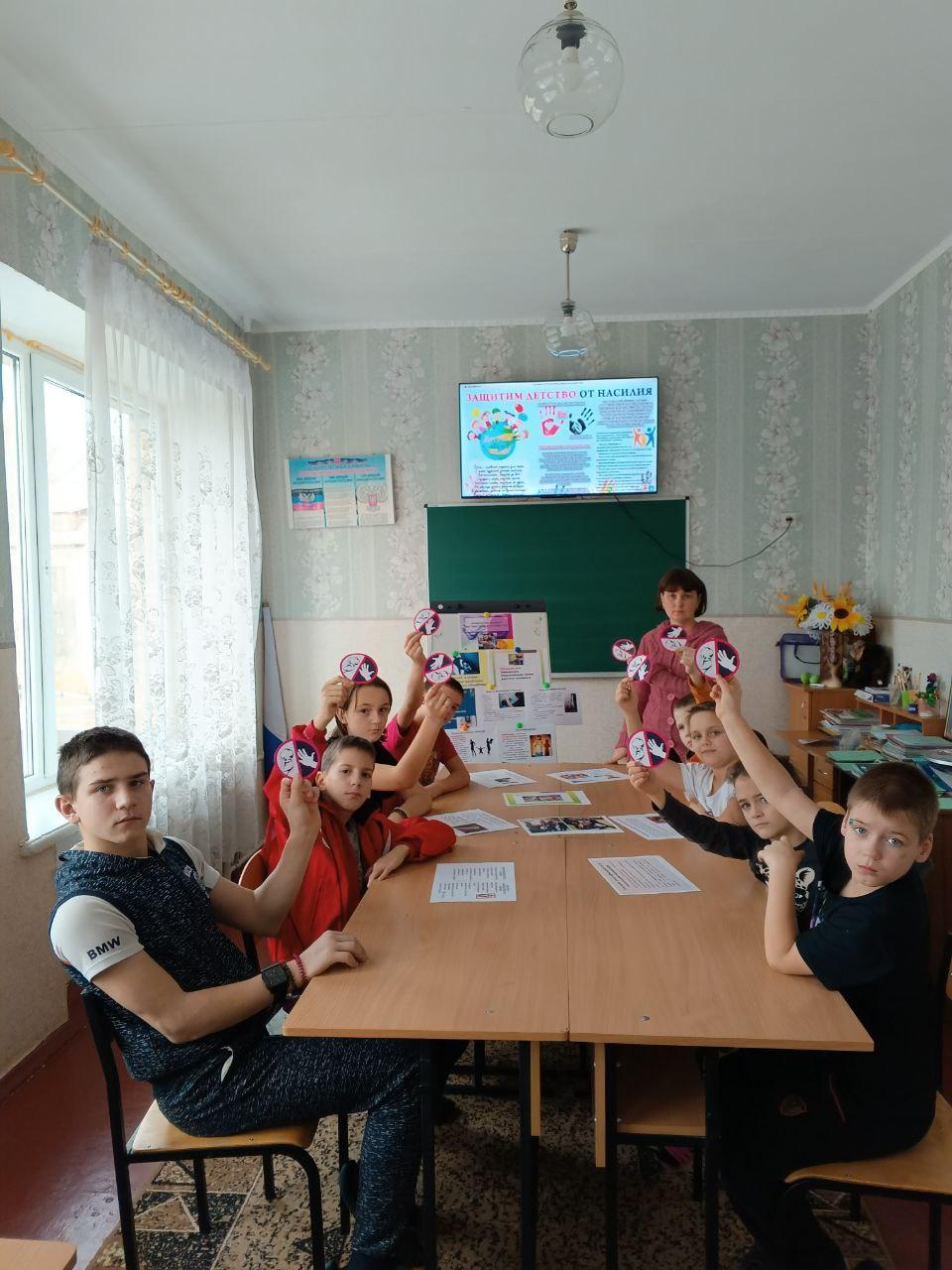 В Горловском социальном центре прошло занятие «Профилактика насилия и жестокости в подростковой среде» .