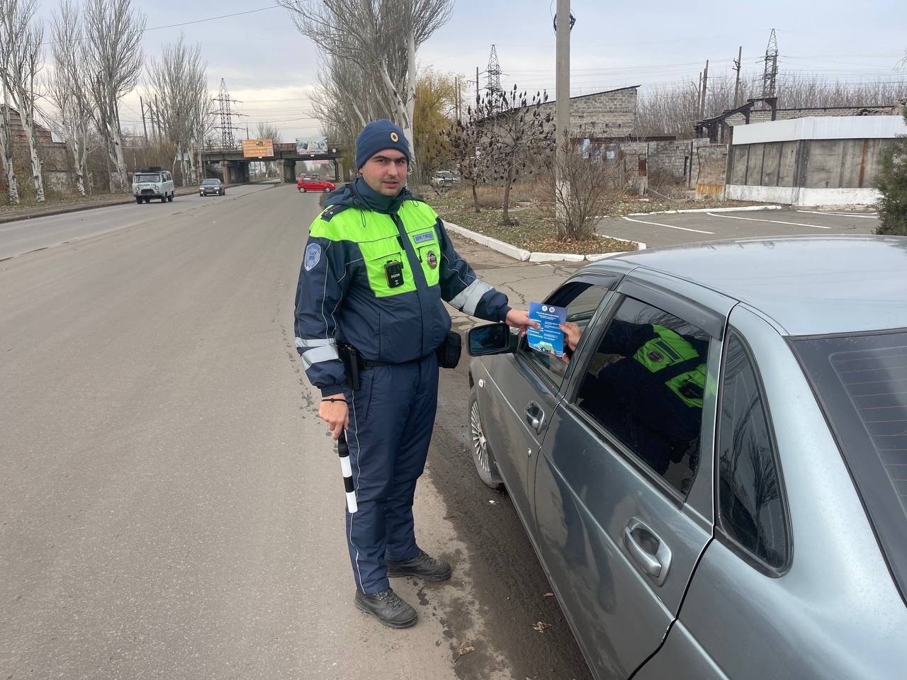 В Горловке полицейские проводят профилактическую работу с водителями.